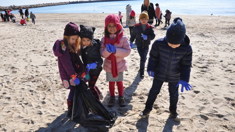Варненчета почистиха плажната ивица (СНИМКИ)