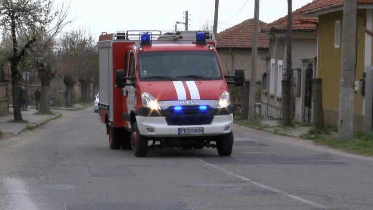 Две пожарни спасиха бензиностанция от взрив