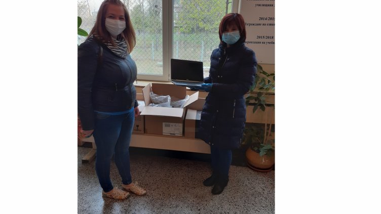 Дариха 35 лаптопа на училище „Гео Милев“ във Варна 