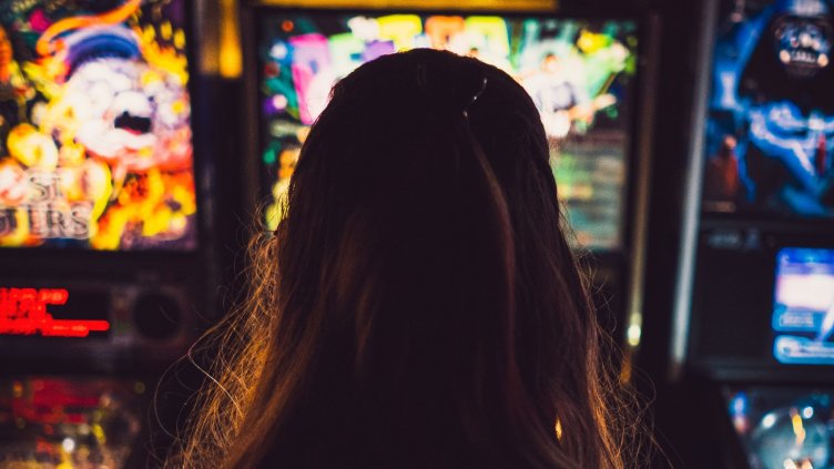 Мъж от Разград отиде на казино с приятелката си във Варна, профука всичко и ограби човек на улицата