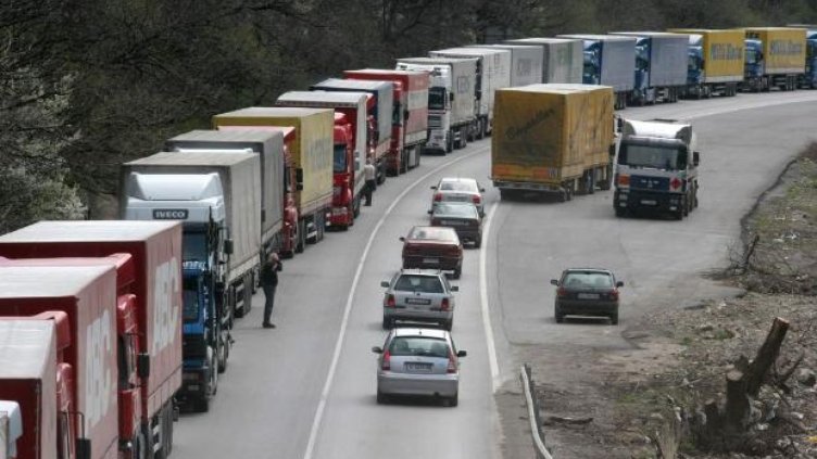 Километрична опашка от тирове се струпа на ГКПП "Капъкуле"