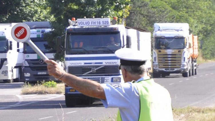 Спират товарни автомобили над 12 тона по магистралите