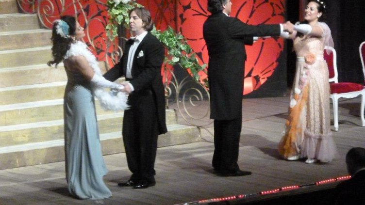 Александър Мутафчийски е достоен последовател на Видин Даскалов и като режисьор на „Царицата на чардаша“, и като изпълнител на една от главните роли – Бони.