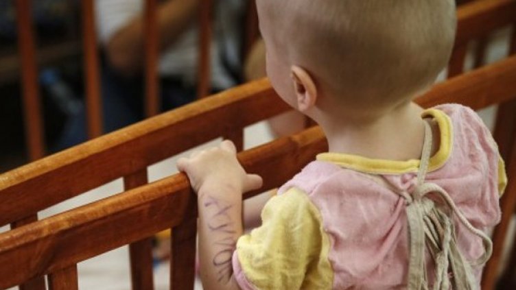 Шамари, скъсано ухо... приемни родители показват &ldquo;любов&ldquo;