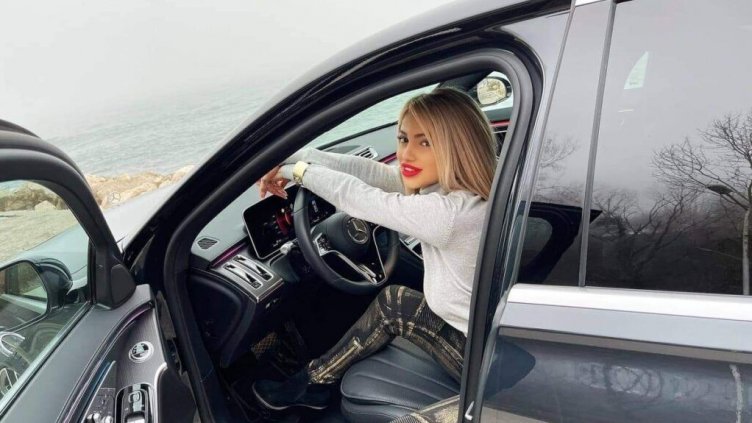 Варненска красавица събра погледите с новата S-класа (СНИМКИ)