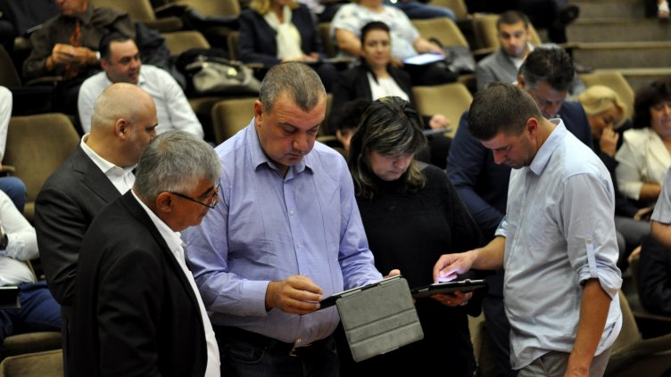 Общинските съветниците гласуваха процедурите по отчуждаването на имоти да започнат. Снимка ПЛАМЕН ГУТИНОВ