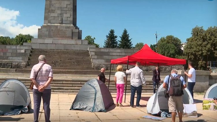 „Възраждане“ търси желаещи да пазят Паметника на Съветската армия (ВИДЕО)