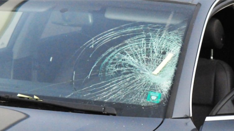 Екшън на пътя: Каруца нацели паркиран автомобил