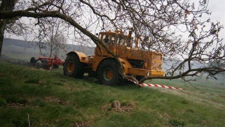 10-годишно дете подкара трактор, обърна го и загина, смачкано под него