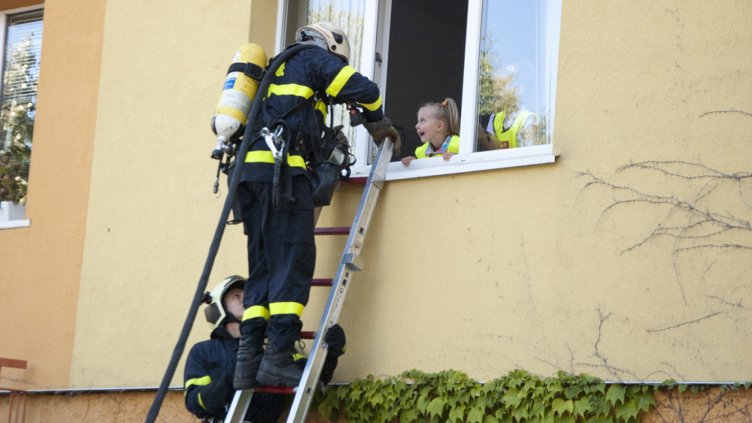 Пожарникари „спасиха“ дете от горяща детска градина (СНИМКИ)