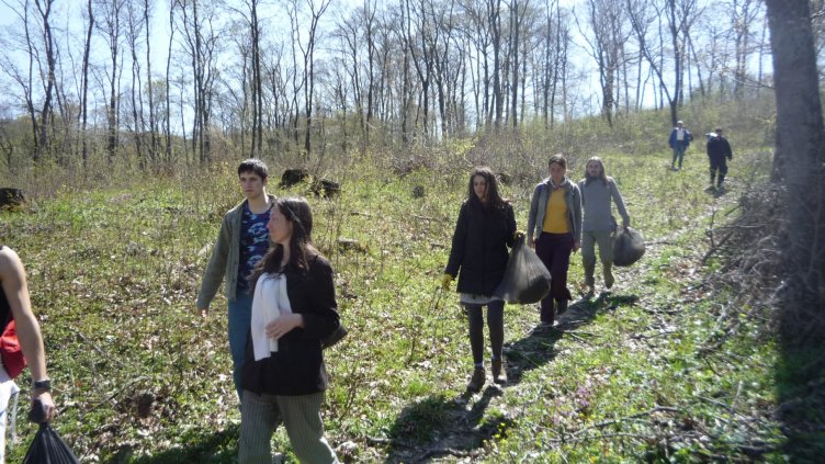 250 кг боклуци изчистиха доброволци от гората над „Аспарухово“