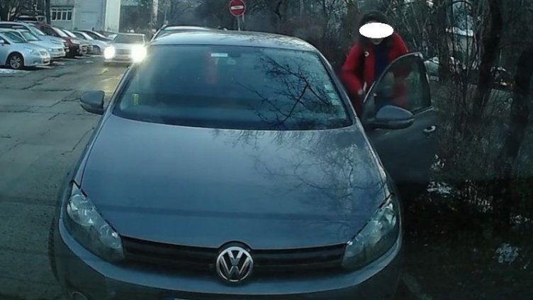 Таз крива нива... Маневрите вижте на ВИДЕО. Издирва се шофьорката!