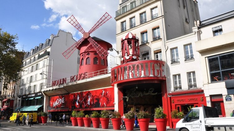 Мелницата на емблематичното кабаре "Мулен Руж" остана без перки