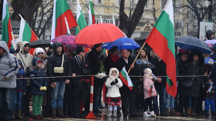 Стотици се включиха в официалното честване на 3 март във Варна(НОВИ СНИМКИ)
