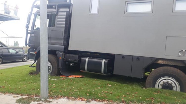 "Дълбока оран" – MAN аха да влети във варненски хипермаркет. Затъна! (Снимки)