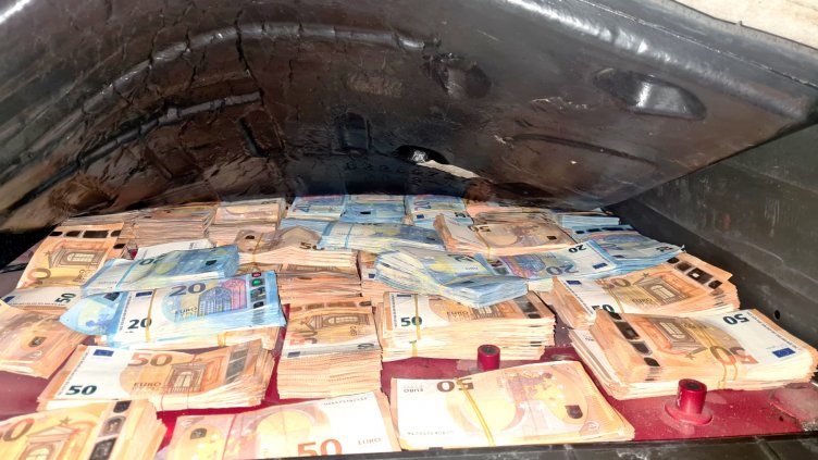 Турски тираджия аха да метне митничари. Мъкнел €200 бона, не козметика