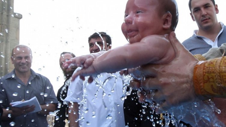 Как псевдоновина за кръщенета се мултиплицира в Интернет