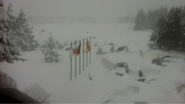 180 спортисти в снежен двуметров ад на Белмекен. Ще ги измъкнат ли?