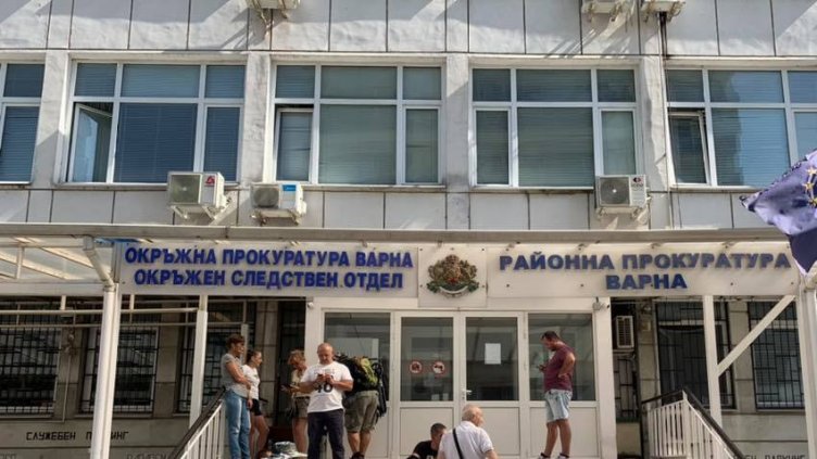 Двама варненски дилъри продължават да търкат наровете в ареста