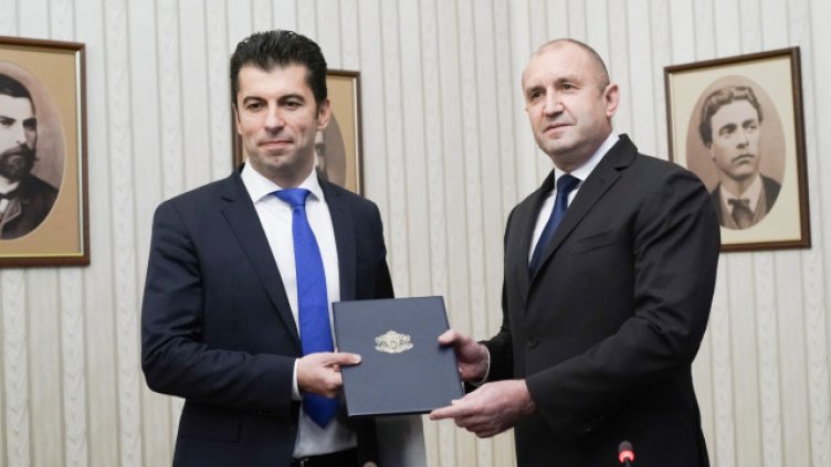 "Галъп": Румен Радев е най-харесваният политик, доверието към кабинета "Петков" расте