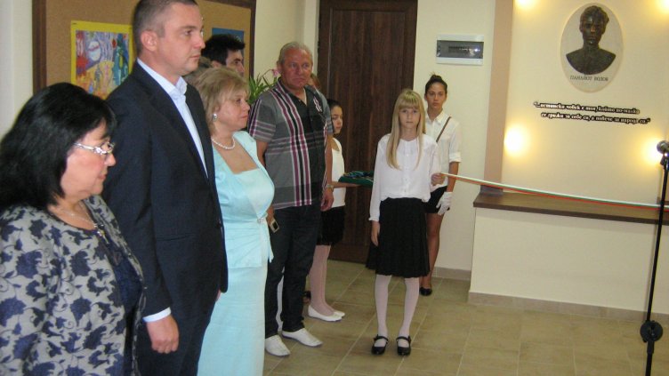 Кметът откри балереф на Панайот Волов в училището във “Виница”