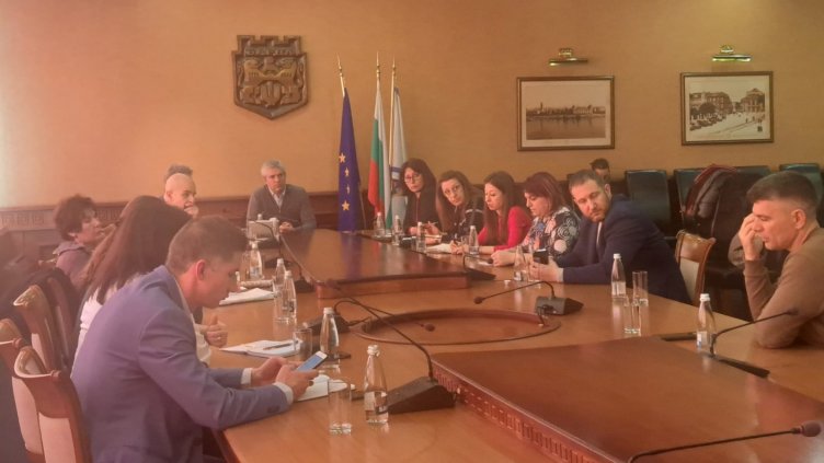 Назначиха проверка за проблемния ремонт на СУ „Димчо Дебелянов“ във Варна