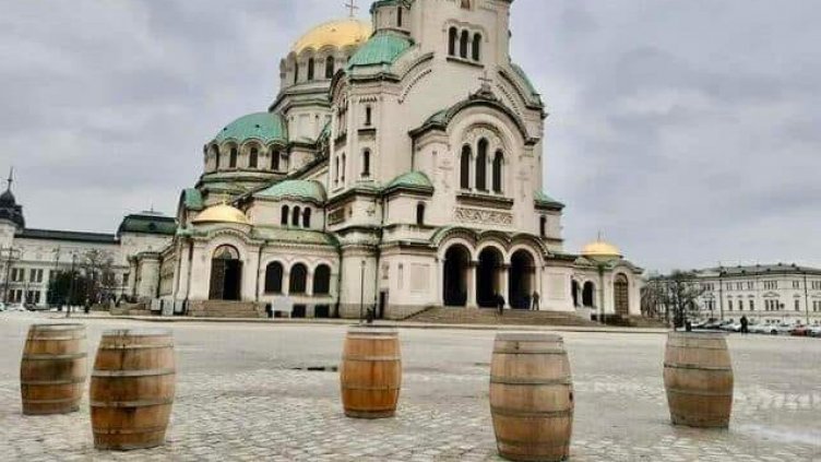 Бъчви замениха златните арки пред "Св. Александър Невски" (СНИМКИ)