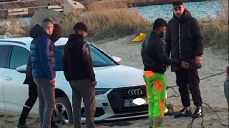 Софийско "Ауди" заседна на плажа във Варна (СНИМКИ)