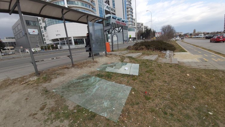 Силният вятър отнесене стъклата на варненска спирка (СНИМКИ)