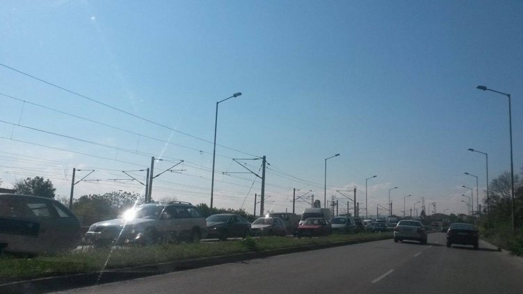 Катастрофа на ул. „Девня“ предизвика километрични задръствания