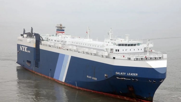 Отвлякоха товарен кораб с българи на борда