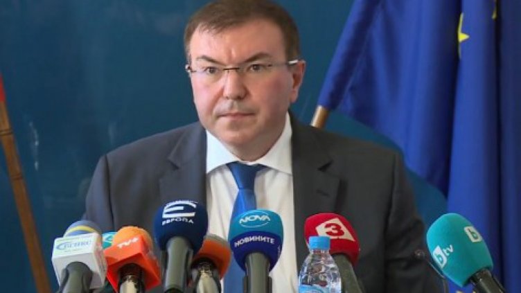 Вдигат заплатите на медиците от първа линия