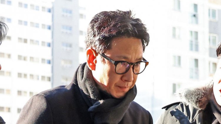 Самоуби се главният герой от филма "Паразит"