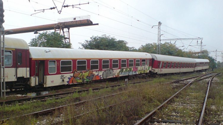 Повреда в контактната мрежа блокира осем влака