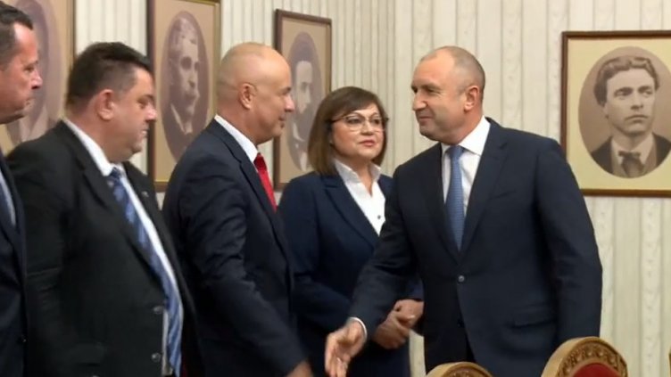 Червени ръце пипат президентската папка. Готова ли е за властта БСП?