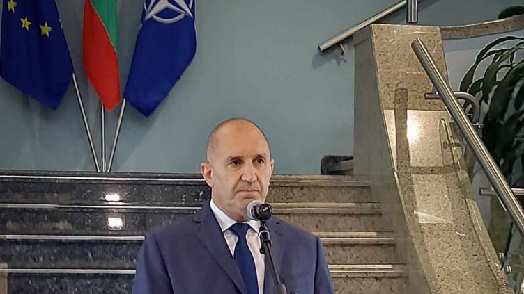 Радев: Манипулациите, че референдумът е срещу еврото, са обида за интелекта на българите