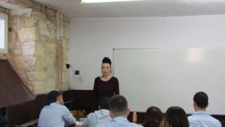 Съдия Даниела Недева разясни на учениците основите на административното правосъдие. 