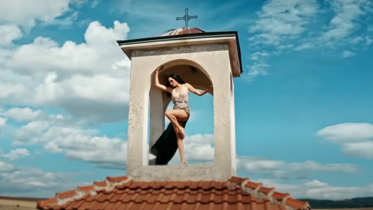 Попфолк фурия се чекне връз храм! Поповете беснеят (ВИДЕО)