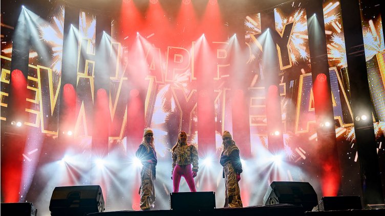 Изграждат сцената за новогодишния концерт на площад „Независимост“