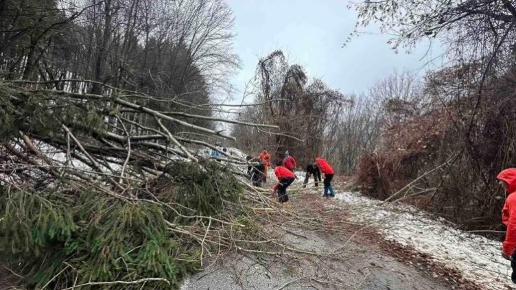 Планински спасители помогнаха на мъж с инфаркт