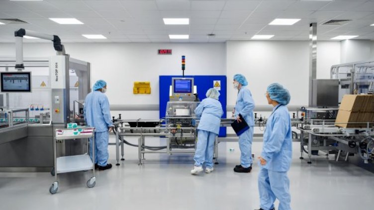 АстраЗенека ще произвежда по 2 млн. дози от ваксината си за седмица