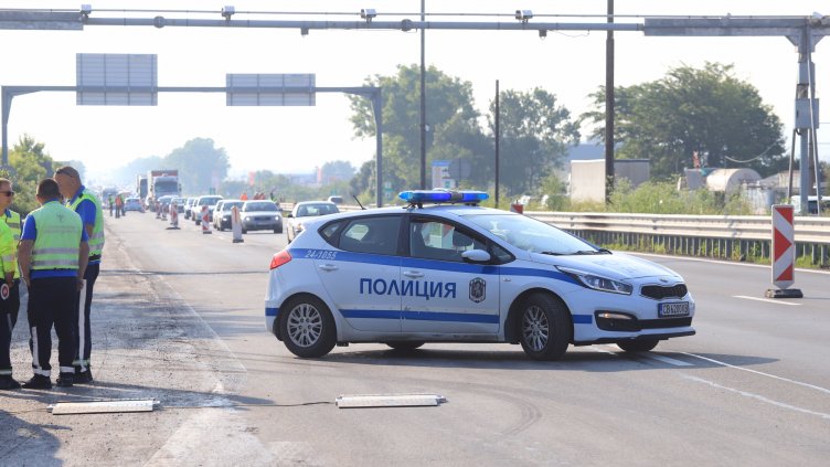 Кола се заби в камион на АМ "Тракия", има загинал