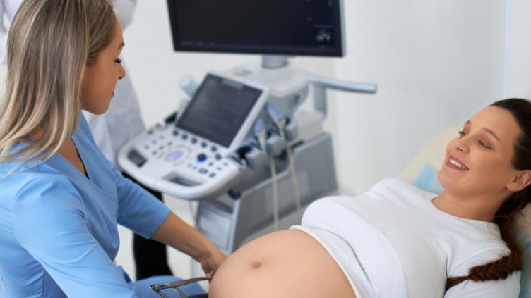 7000 бременни без здравни вноски! Държавата вече ще плаща 4 прегледа