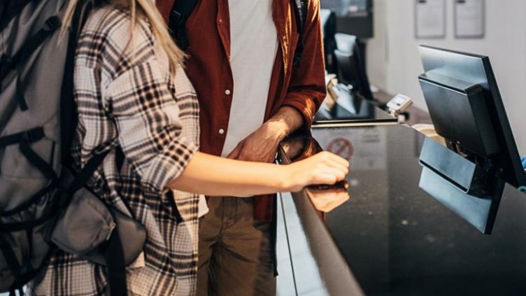 Глобиха с хилядарка администраторка, свила близо 6 бона от хотел на Златните