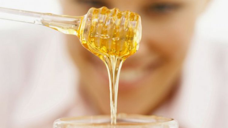 Медът почиства кожата и гони акнето