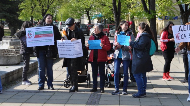 Варненски родители отново на протест срещу Национална стратегия за детето