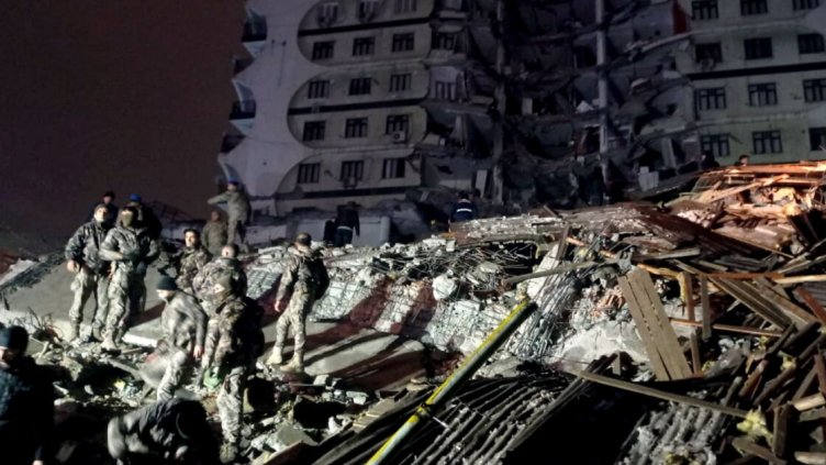 Домашно куче издърпа от руините и спаси стопанина си в Турция