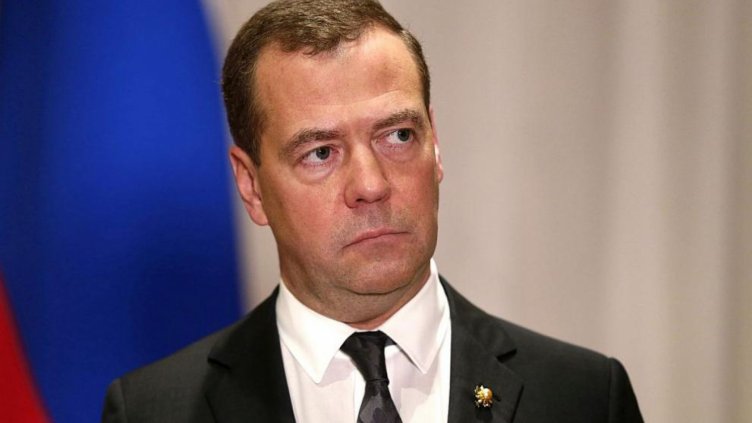 След новогодишния махмурлук: Ще помолят Медведев да напусне  