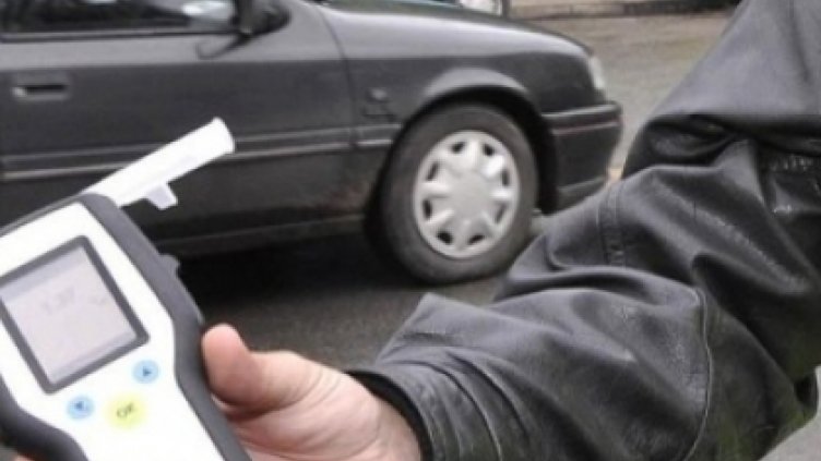 Англичанка с 3,38 промила алкохол помете паркиран автомобил 