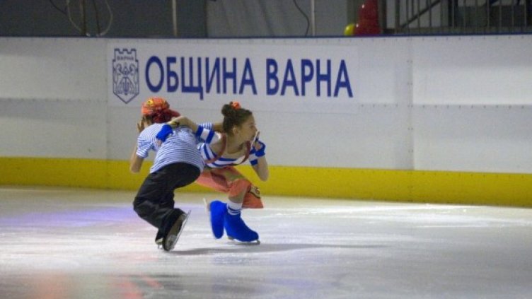 Пускат безплатно на ледената пързалка във Варна